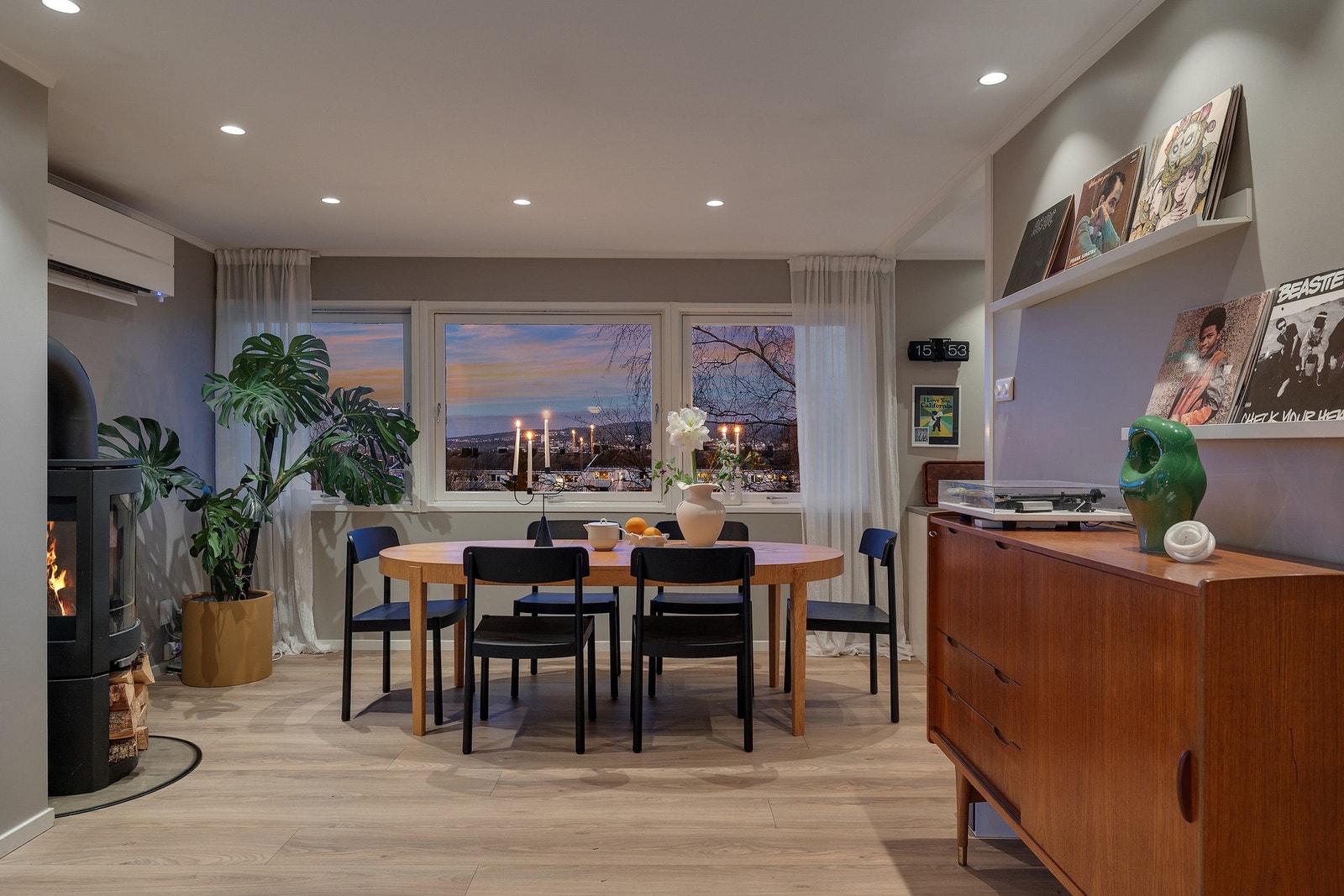 Her kan måltidene nytes med flott utsikt og en lun atmosfære, med peisovnen som et naturlig samlingspunkt. Galleribilde