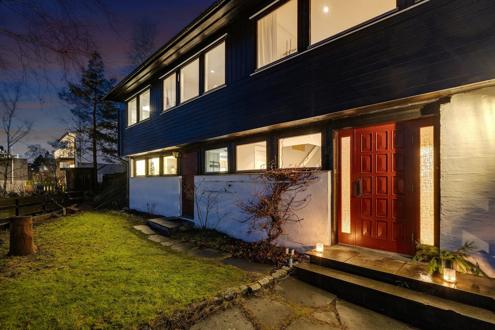 Boligen har et flott inngangsparti med hageflekk. Galleribilde