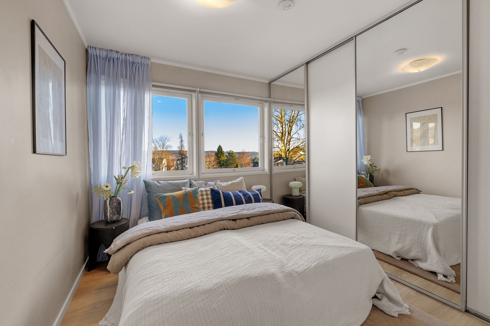 Hovedetasjen inneholder tre praktiske soverom, alle beliggende i 1. etasje. Galleribilde