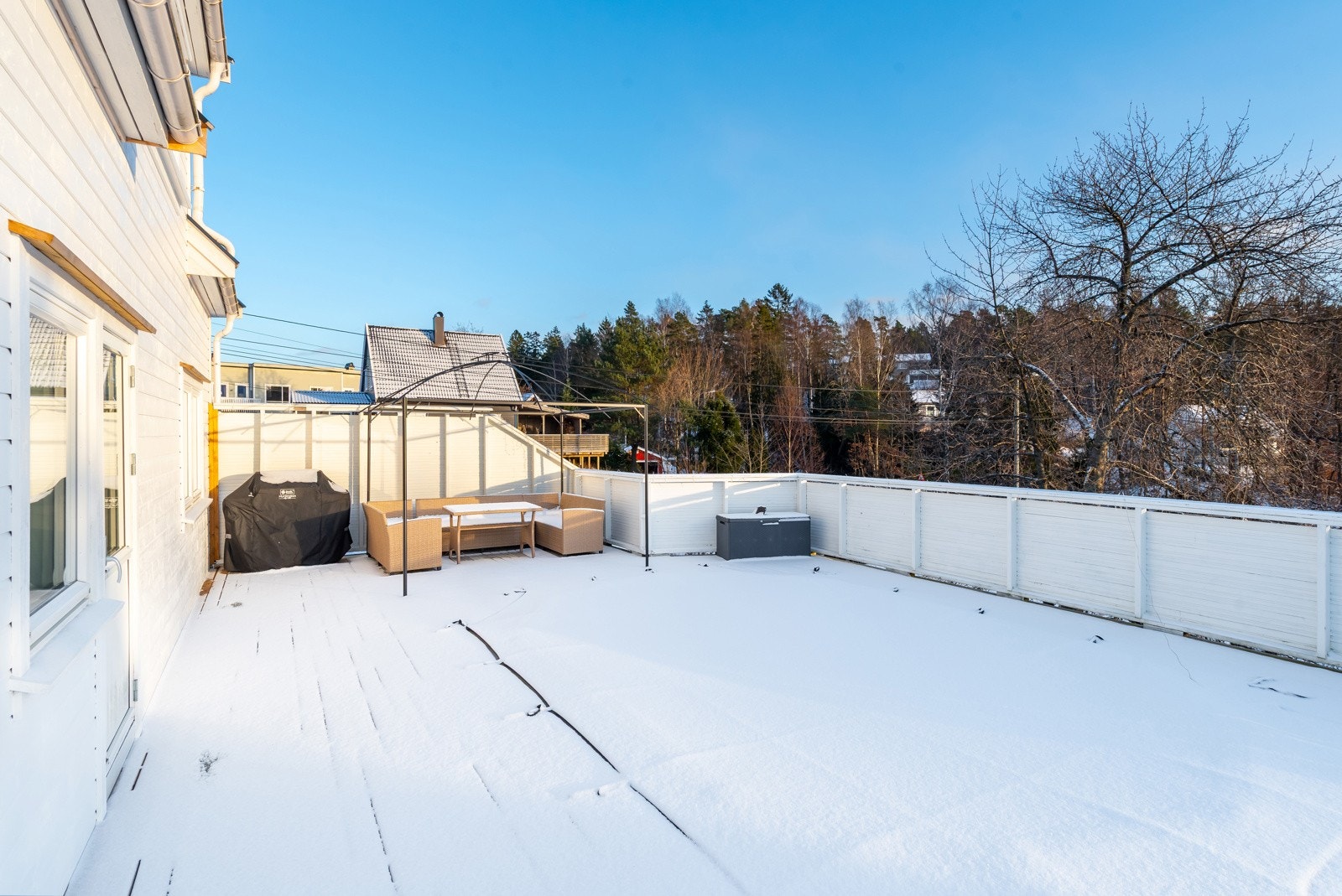 Terrassen er på hele 72 kvm medberegnet nedfelt badebasseng Galleribilde