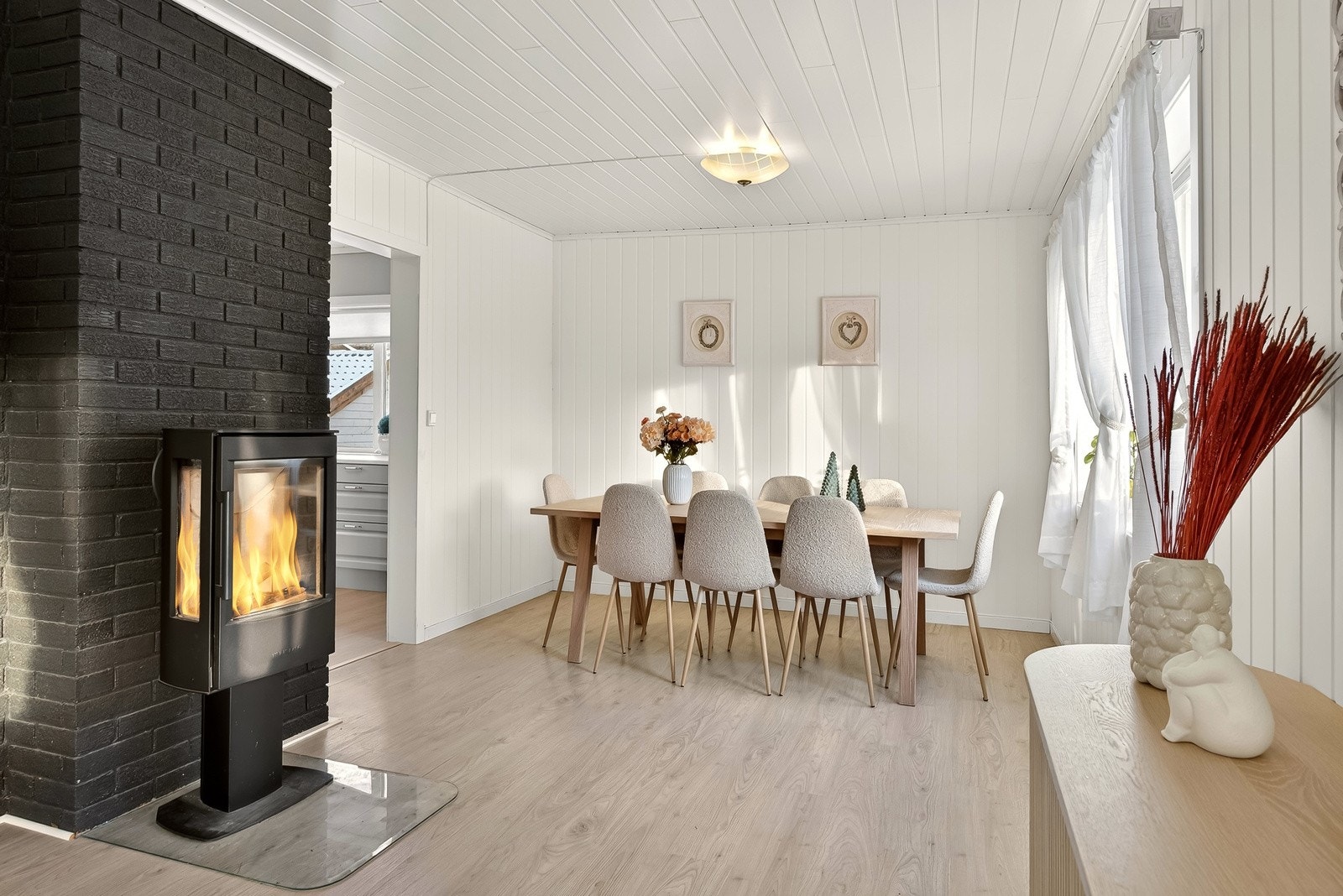 Lyse og fine toner i tillegg til gode vindusflater gir en behagelig atmosfære og en god romfølelse. Galleribilde