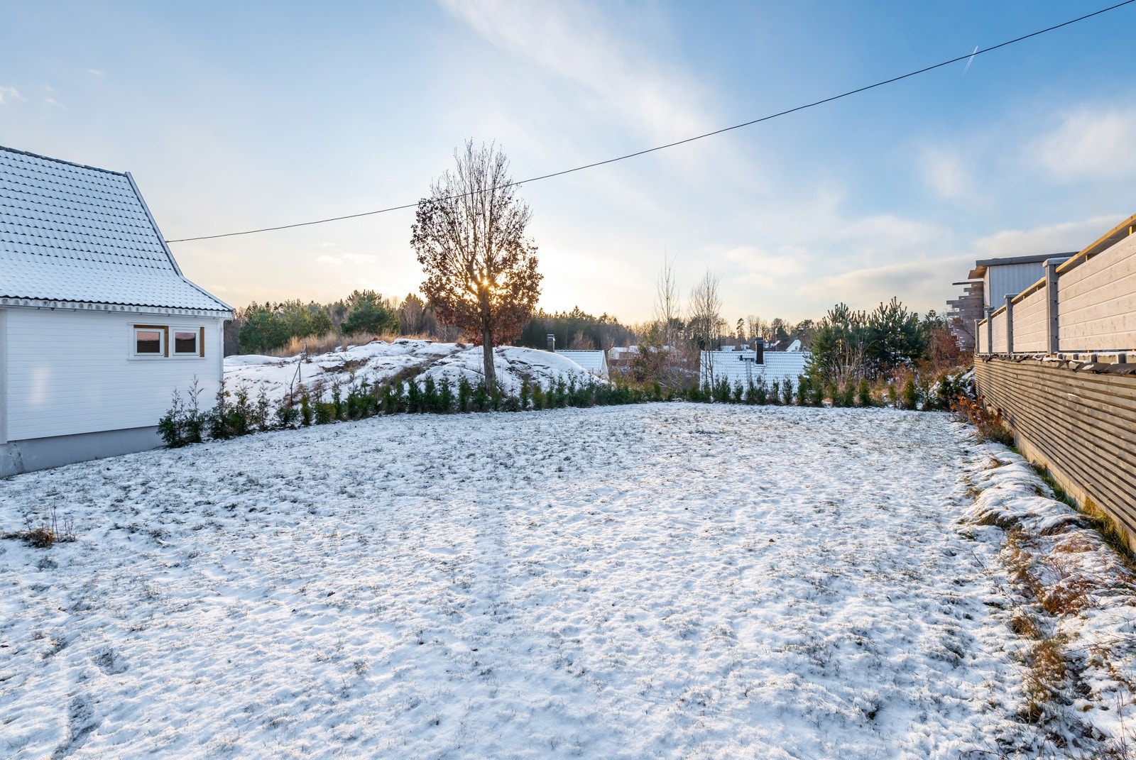 Rikelig med boltreplass både inne og ute for stor og liten, to og firbeinte. Galleribilde