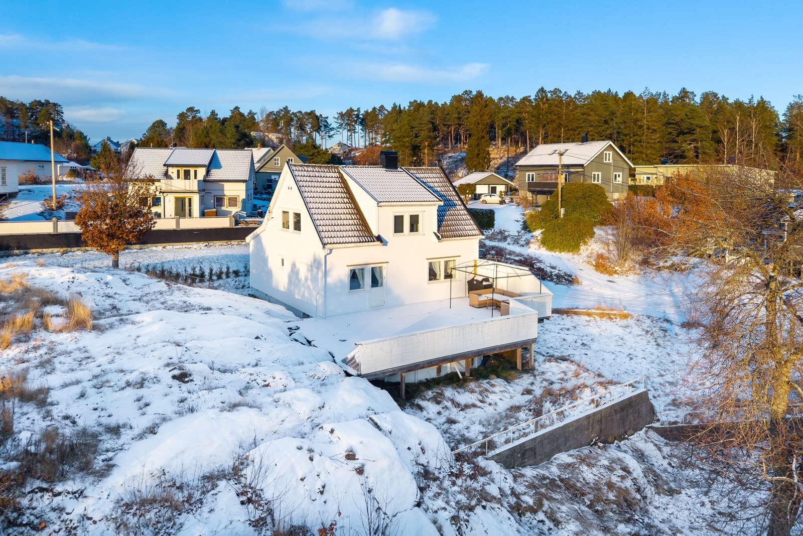 Terrassen på fremsiden har deilig kveldssol. Her er det også nedfelt badebasseng som holder hele 30 grader. Terrasse og basseng var nytt i 2021. Galleribilde