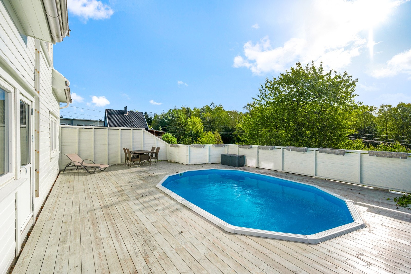 Bildet av terrasse og basseng sensommer. Her kan man virkelig nyte livet i sesong! Galleribilde