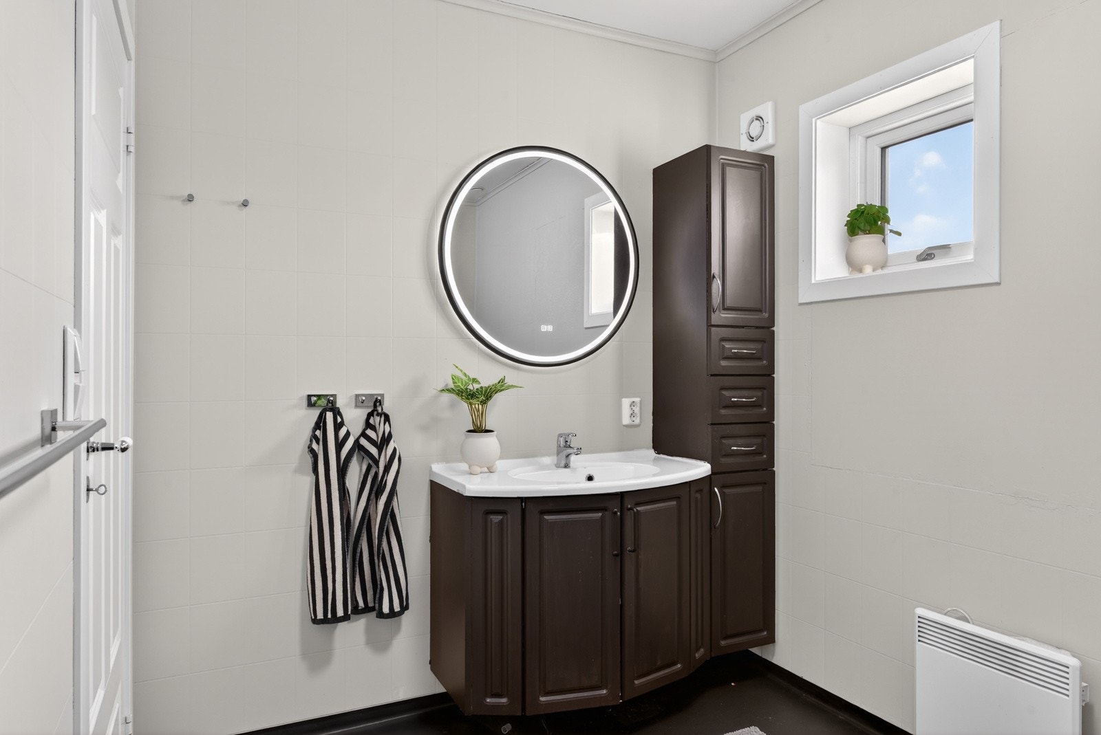 Badet i hovedetasjen ble oppgradert i august 2025. Det er blitt malt på vegger og gulv, og innredningen har fått ny farge. Vinduet er byttet samtidig som utvendig kledning ble byttet. Galleribilde