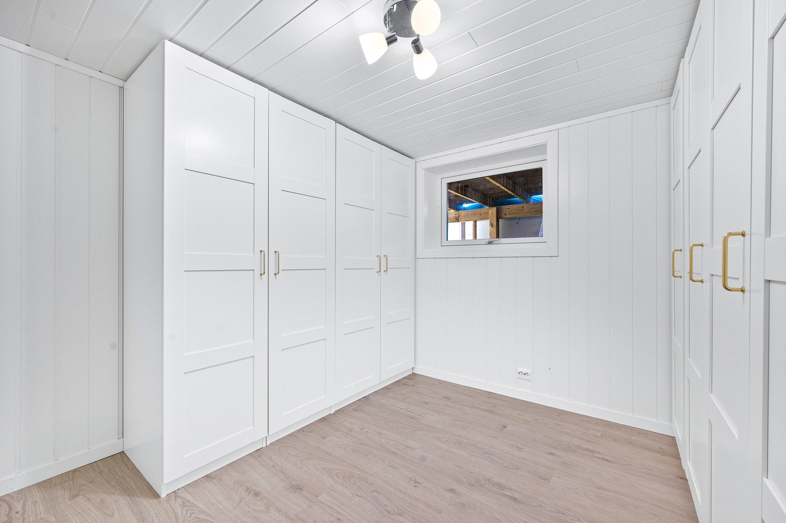 Rom innredet i ettertid. Ikke omsøkt eller godkjent for varig opphold. Galleribilde