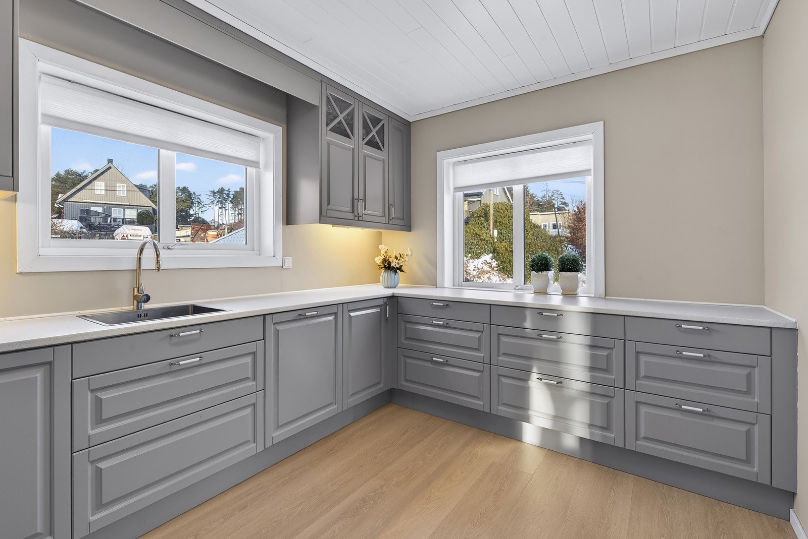 Rommet har også to gode vindusflater som slipper inn rikelig med naturlig lys. Her har man ett lekkert og bruksnyttig kjøkken! Galleribilde