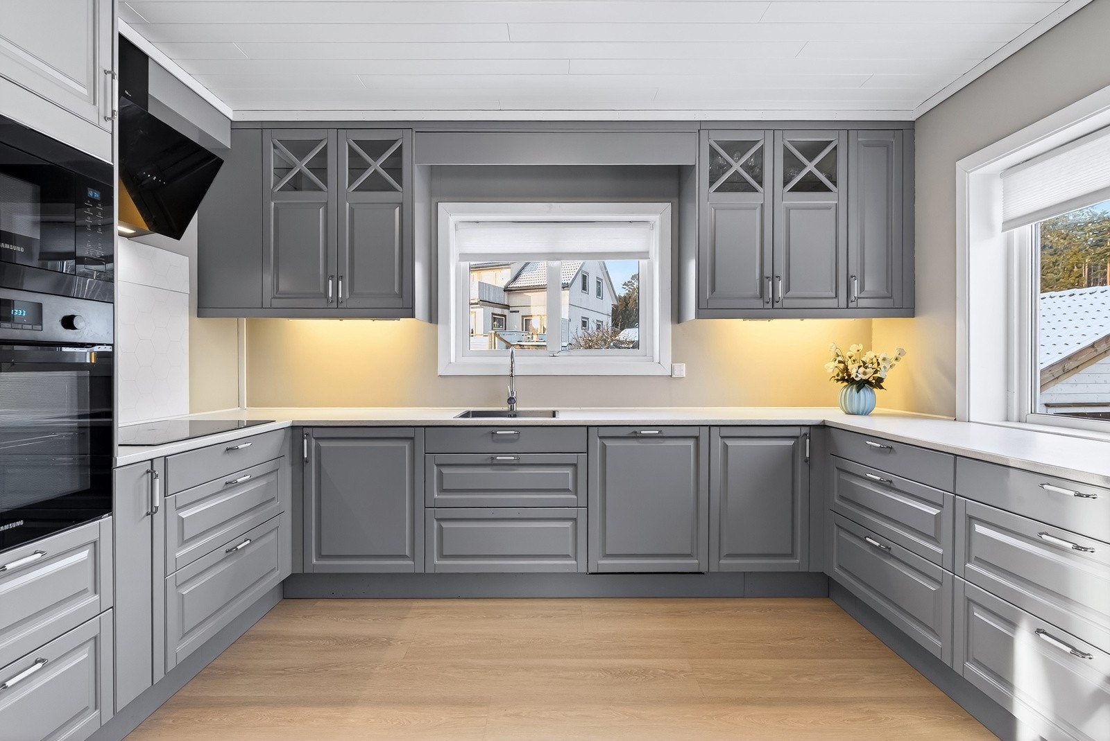 Rikelig med benkeplass, skap og skuffer for oppbevaring. Et delikat kjøkken som virkelig inviterer til mat- og bakeglede! Galleribilde