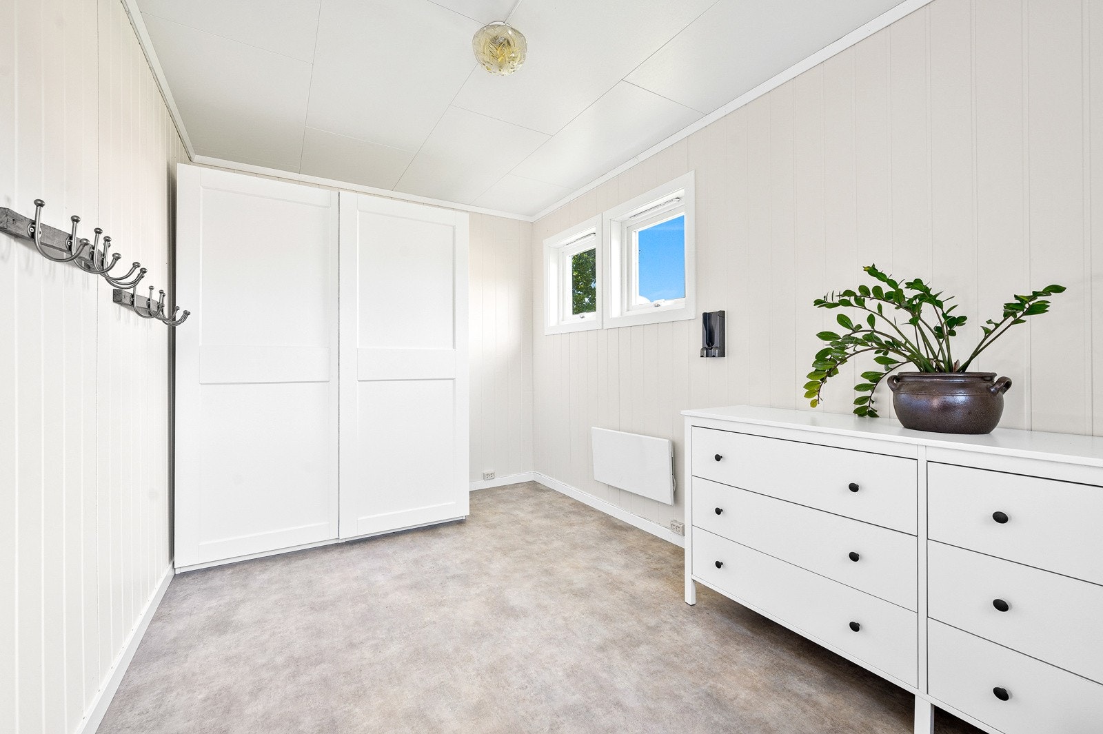 Stort inngangsparti med god plass til garderobe for oppbevaring av sko og yttertøy. Galleribilde