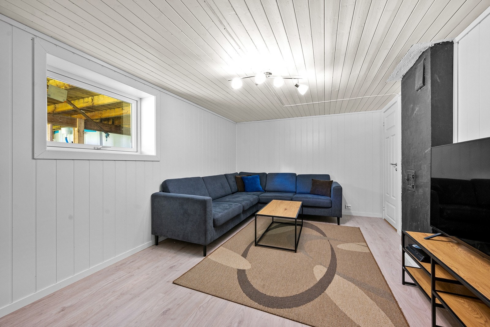 Stue innredet i ettertid. Ikke omsøkt eller godkjent for varig opphold. Galleribilde