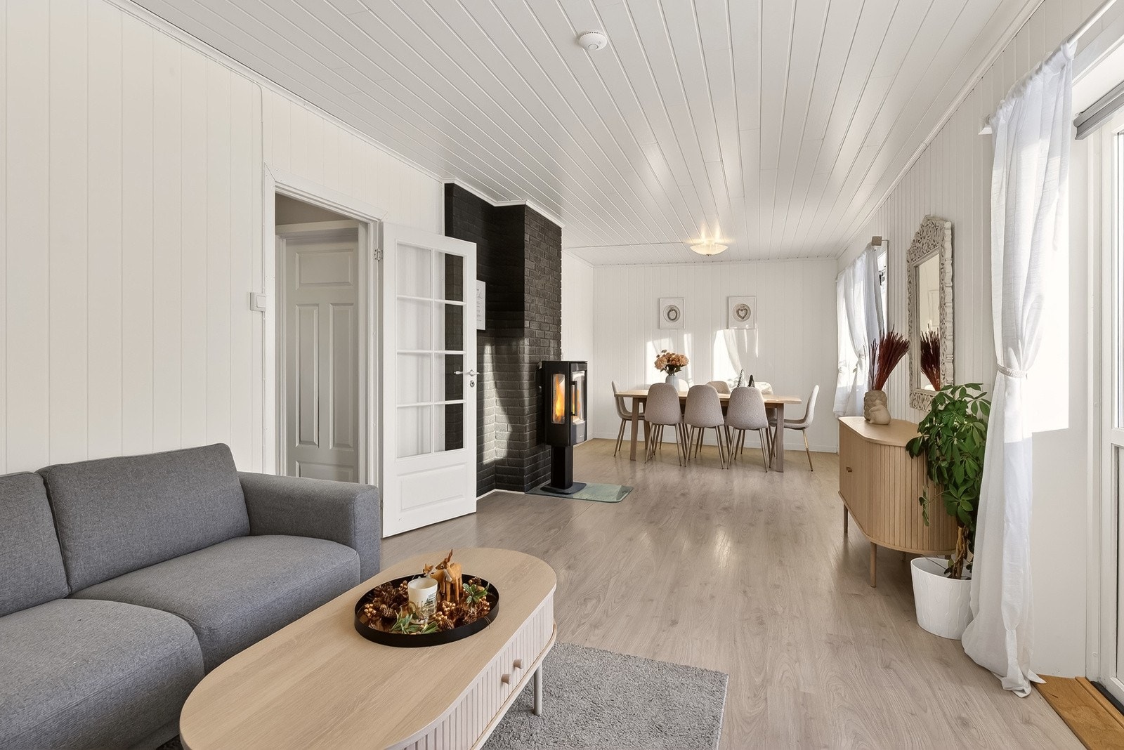 Man får en naturlig plassering av spisebordet ved vinduene, øverst i stuen, mellom stue og kjøkken. Galleribilde