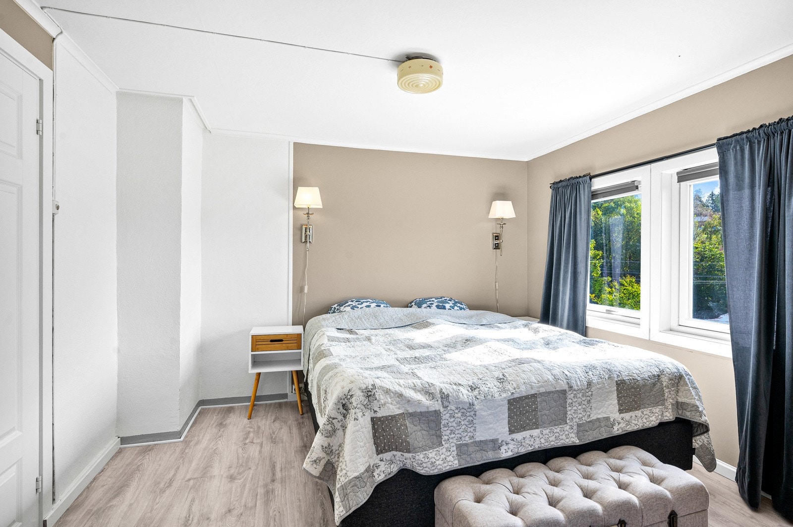 Soverom 1 er det største rommet med god plass til dobbeltseng, nattbord på hver side, og klesoppbevaring. Galleribilde