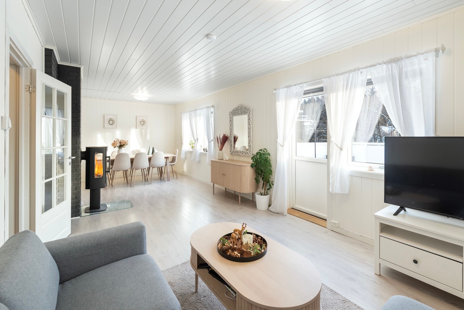 Det er utgang til terrassen som har badebasseng i fra stuen. Terrassen har også adkomst fra hagen. Galleribilde