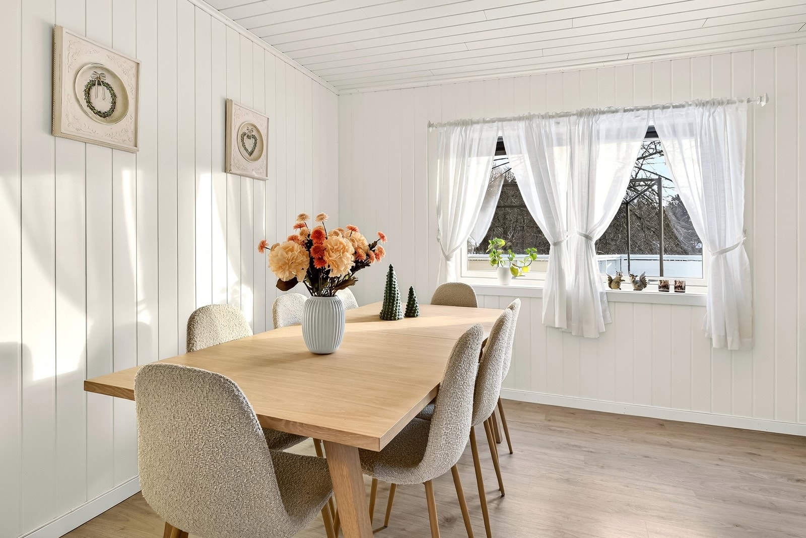 Her er det plass til spisebord i stor størrelse - med plass til storfamilien Galleribilde