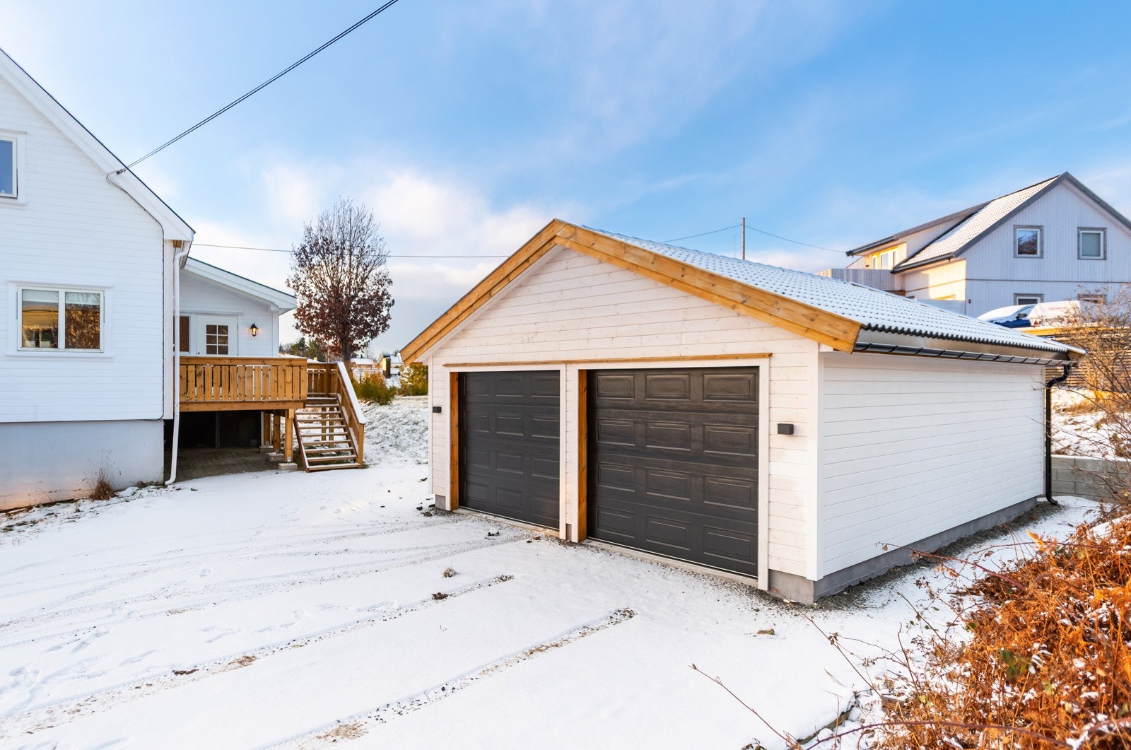 Dobbel garasje med el bil lader, bygget ny i 2025. Galleribilde