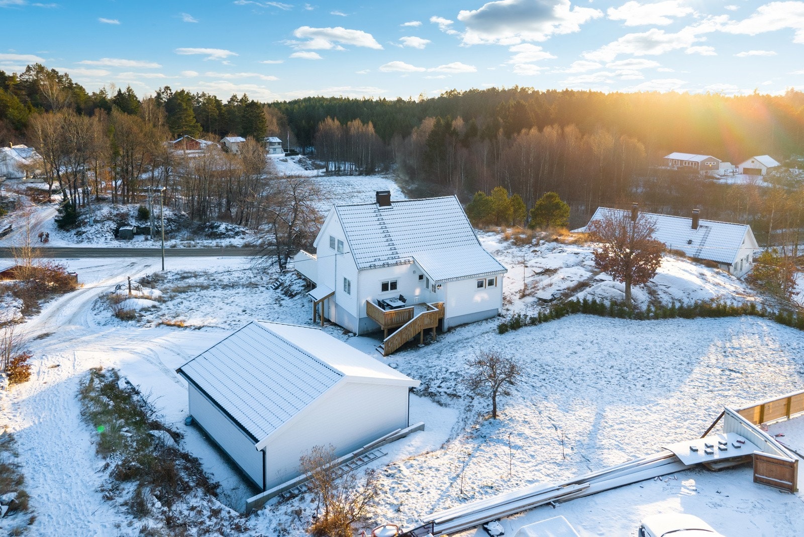 Innholdsrik og romslig enebolig over 3 etasjer, på solrik og stor tomt på hele 2470 kvm. Galleribilde