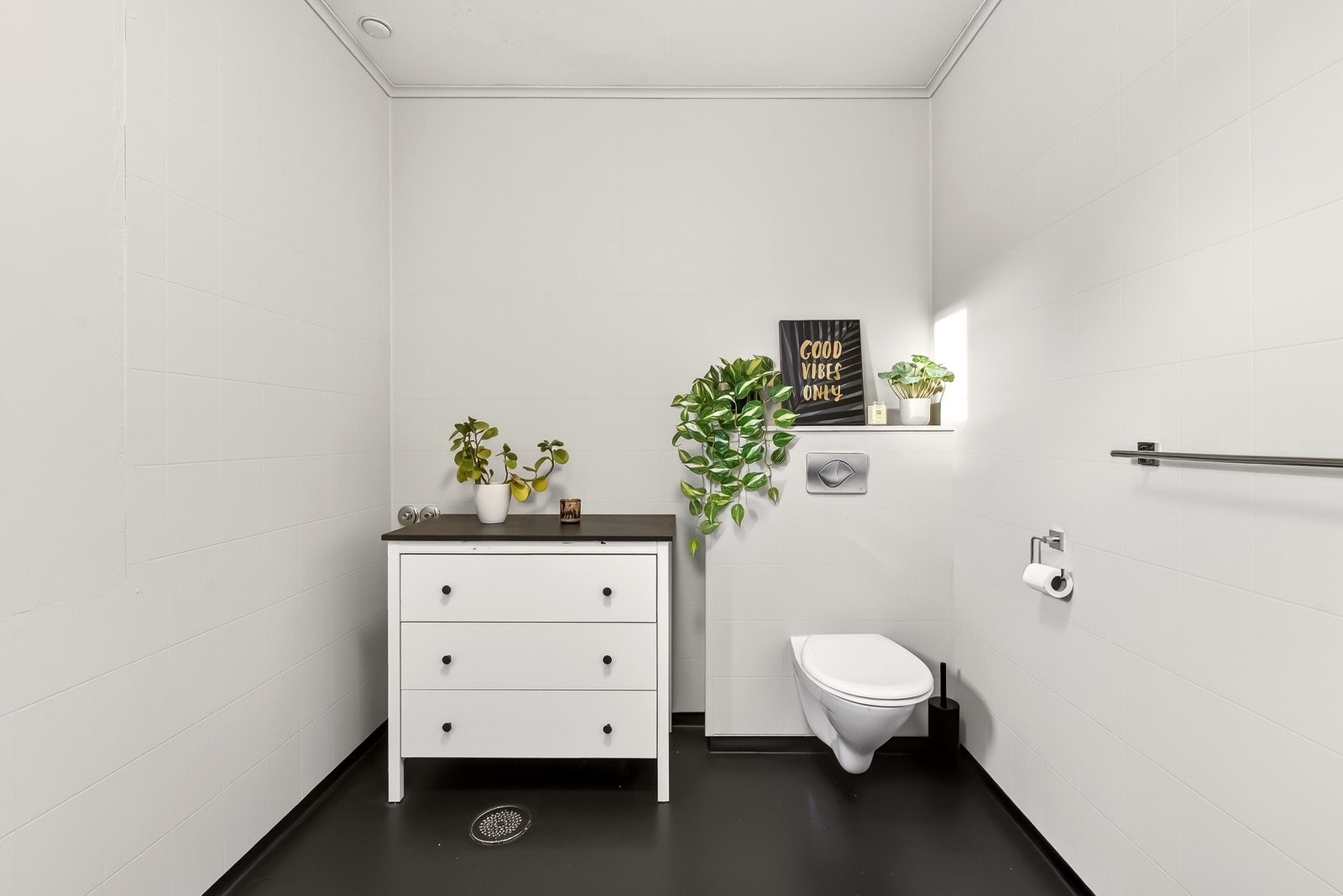 Badet har vegghengt toalett og opplegg for dusj om ønskelig. Det har tidligere stått kabinett på badet - det ble fjernet da det ble oppusset i august 2025. Galleribilde