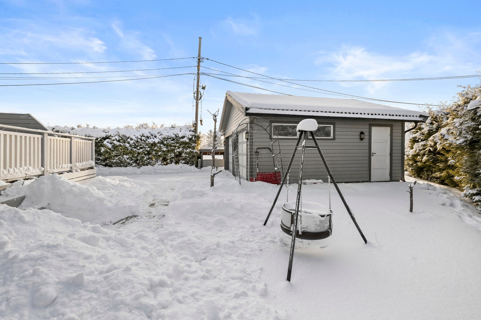 Den romslige gårdsplassen gir godt med plass til parkering. Galleribilde