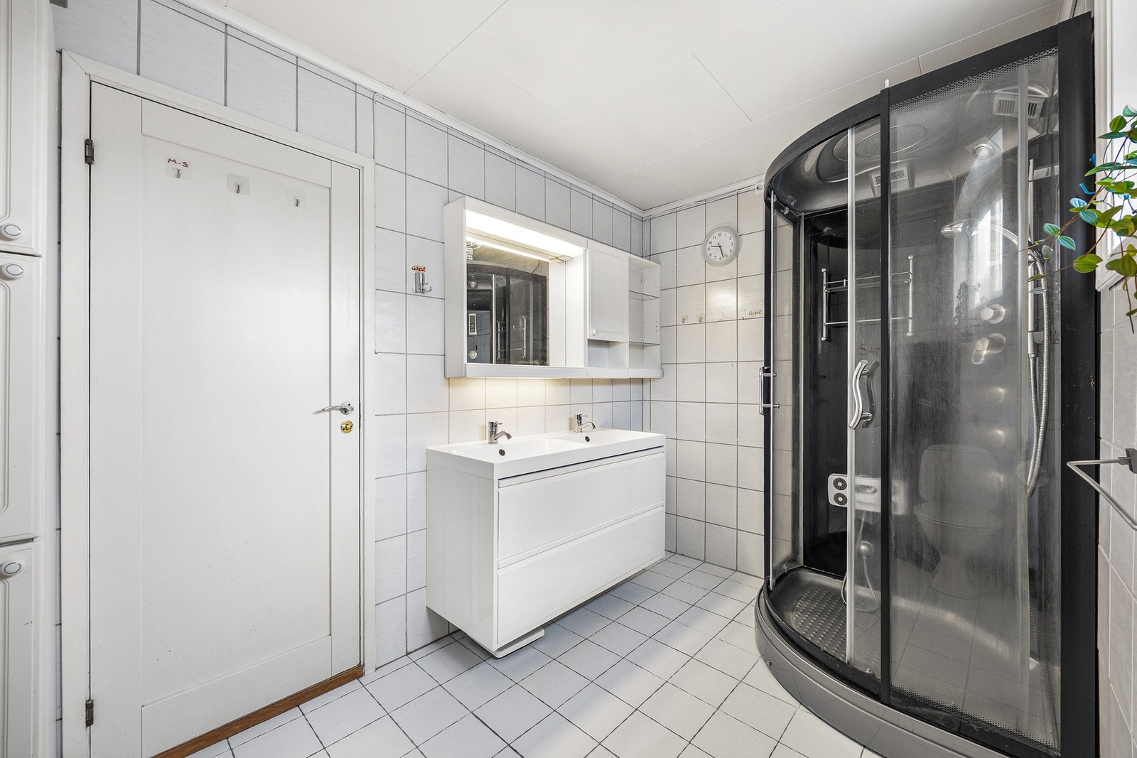 Baderommet har god plass og er utstyrt med doble servanter og speilskap. Galleribilde