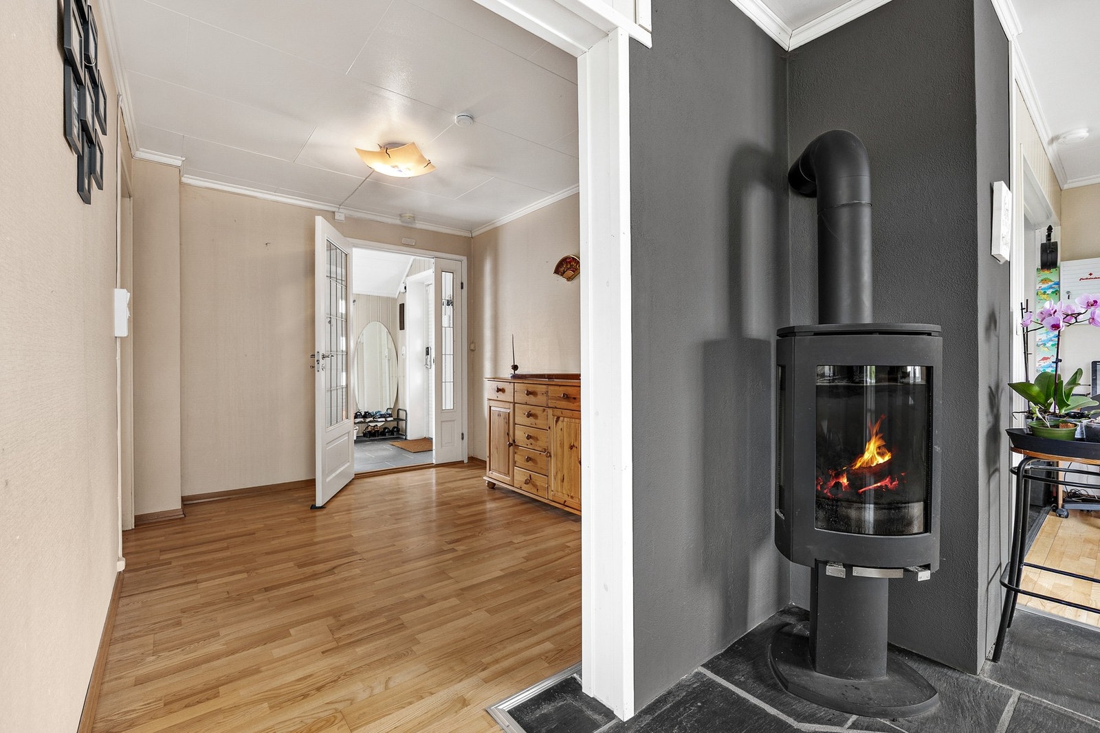 I stuen finner vi en moderne vedovn som gir både varme og ekstra hygge på kalde dager. Galleribilde