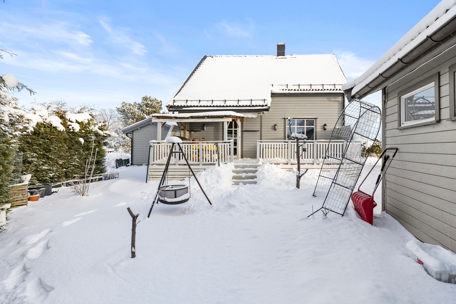 Steinlagt uteareal gir en praktisk og ryddig uteplass. Galleribilde