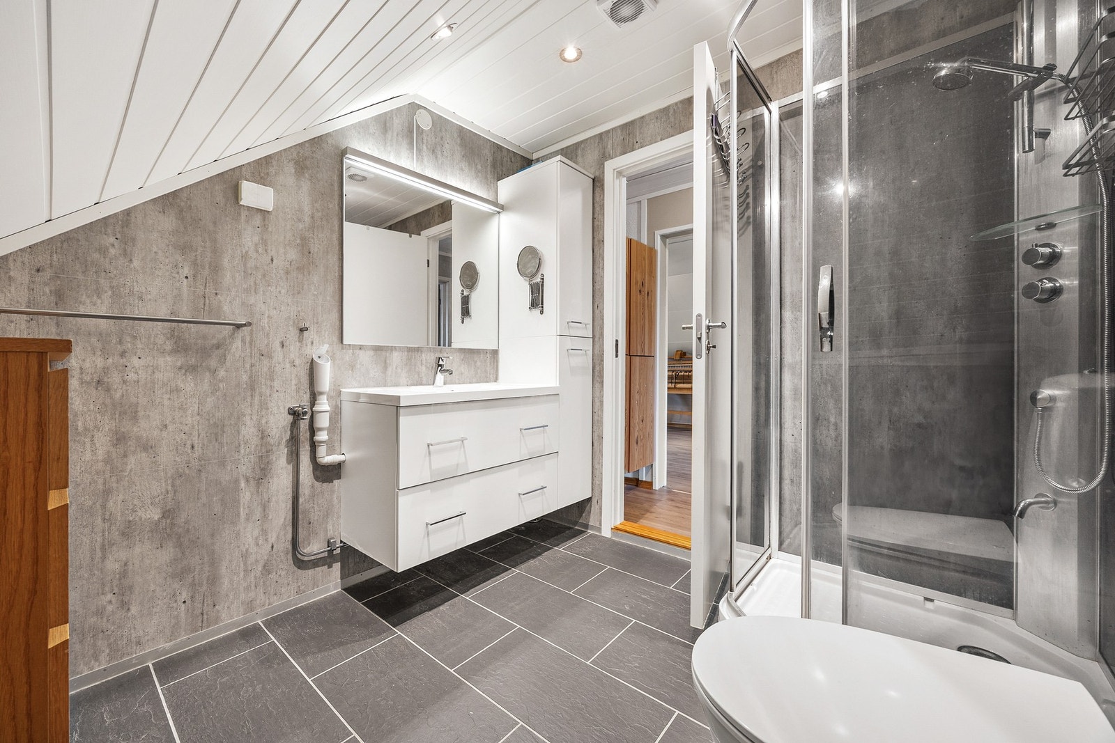 Badet i 2. etasje er oppgradert og har moderne uttrykk. Galleribilde