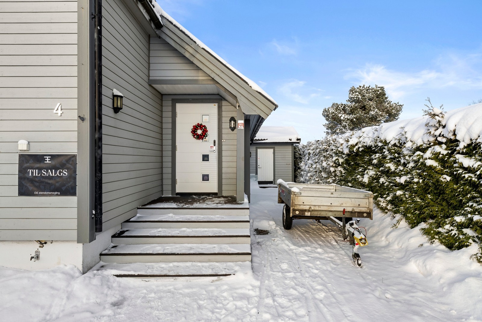 Inngangspartiet fremstår innbydende med fabrikkmalt ytterdør, glassfelt og kodelås. Galleribilde