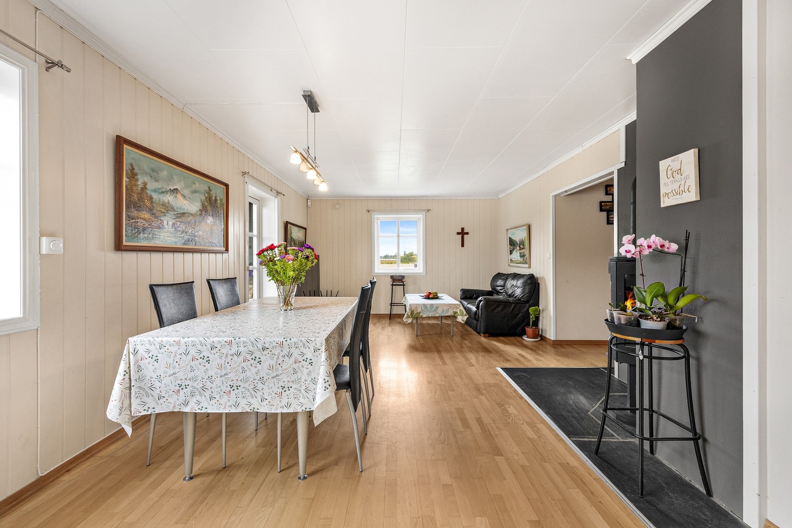 Vinduer på flere sider slipper inn godt med naturlig lys. Galleribilde