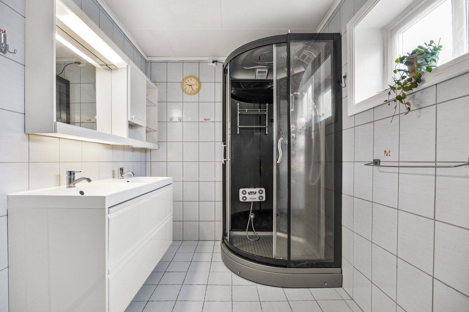 Her finner du et romslig dusjkabinett, servantinnredning og toalett. Galleribilde