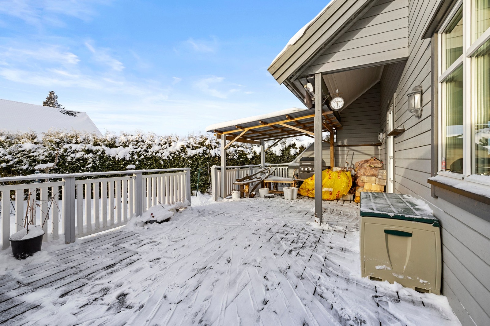 Den romslige terrassen gir deg god plass til både spisegruppe og loungemøbler. Galleribilde