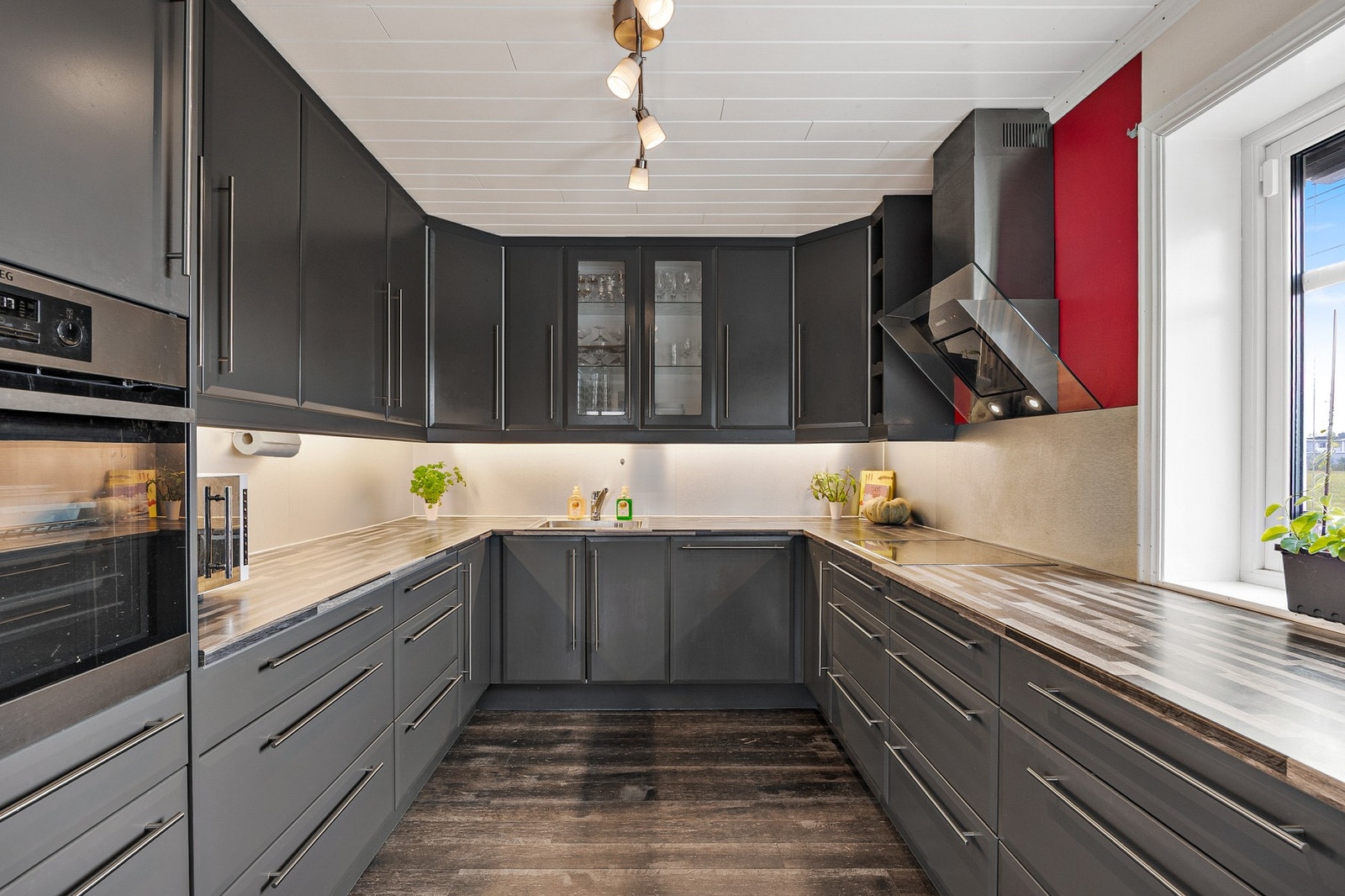 Innredningen er godt utnyttet med rikelig benkeplass og skapplass. Galleribilde