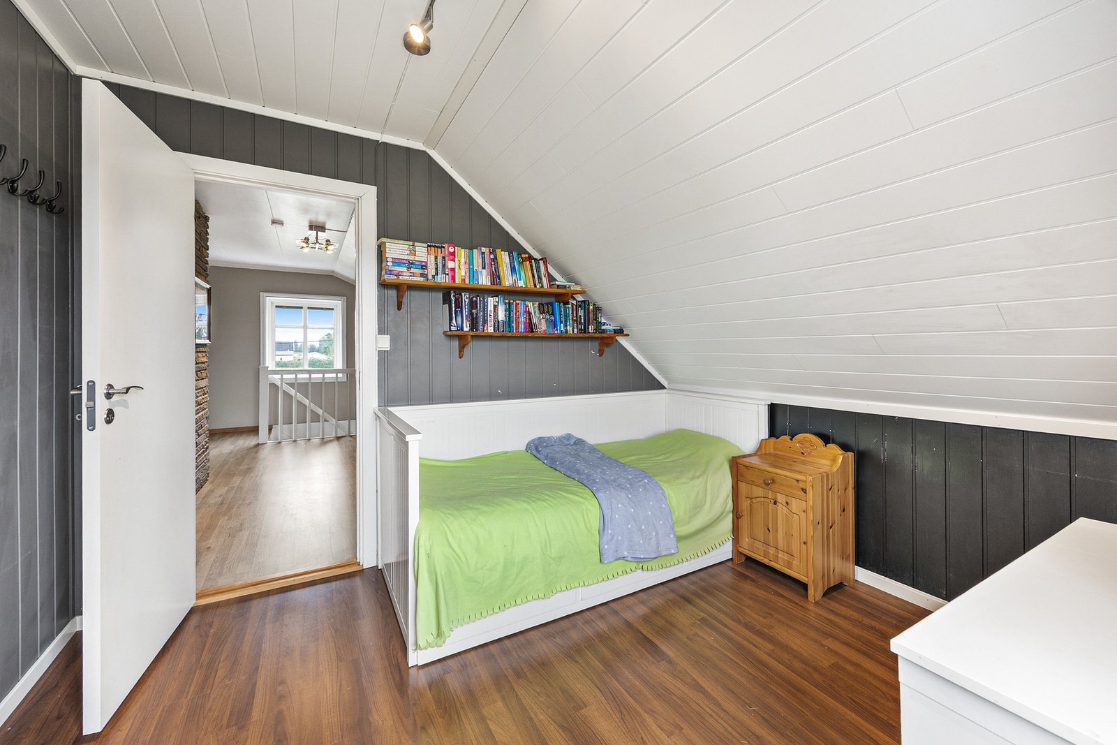 Her er det plass til seng, garderobe og skrivepult. Galleribilde