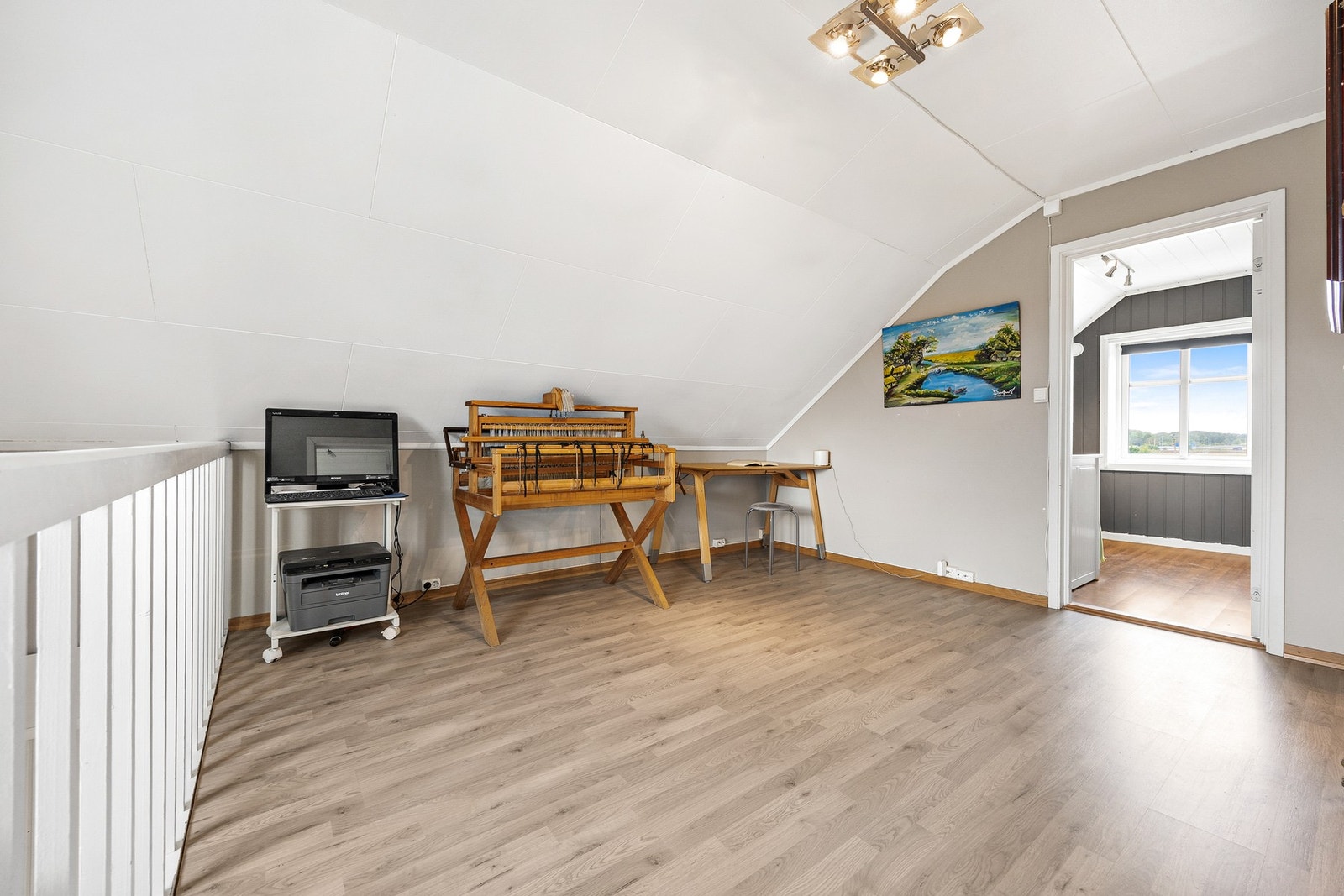 Rommet har store gulvflater og god takhøyde under skråtaket. Galleribilde