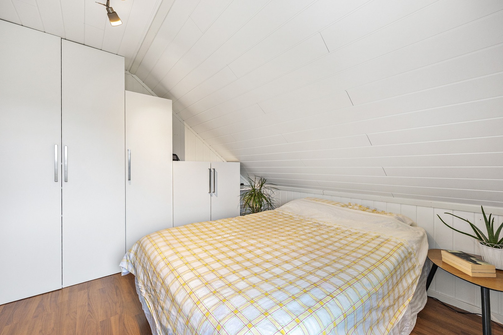 God lagringsplass gjør rommet praktisk i bruk. Galleribilde