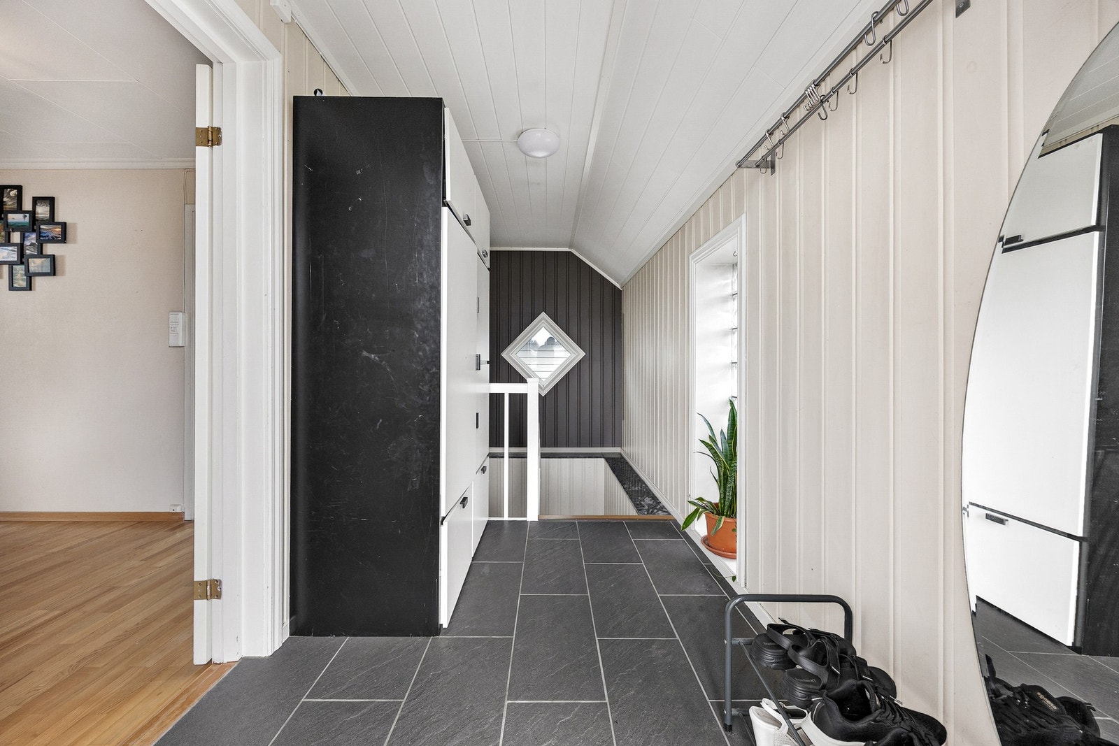 Entréen har trapp ned til kjelleren og praktiske fliser med varmekabler. Galleribilde