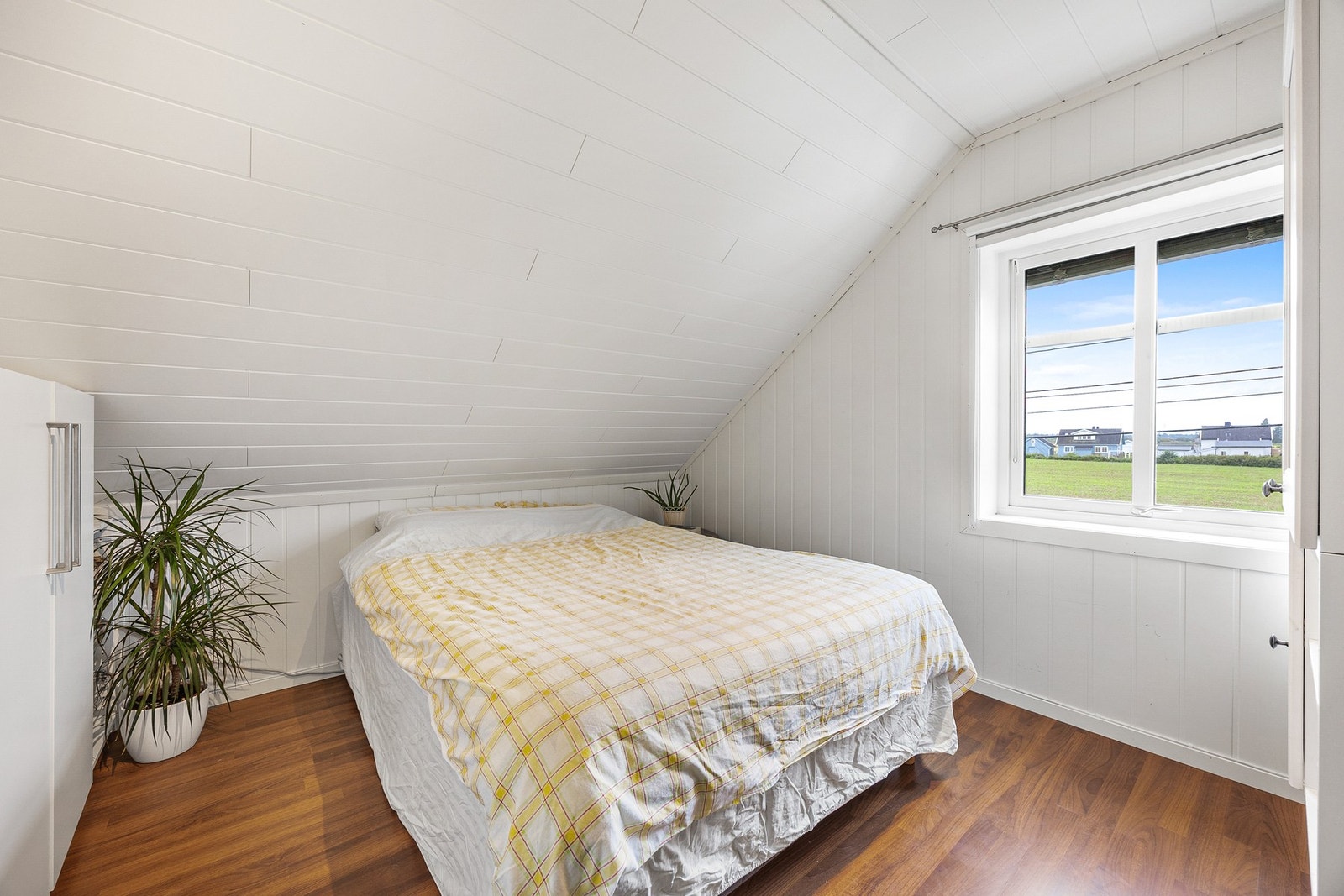 Hovedsoverommet har god plass til dobbeltseng og garderobeløsning. Galleribilde