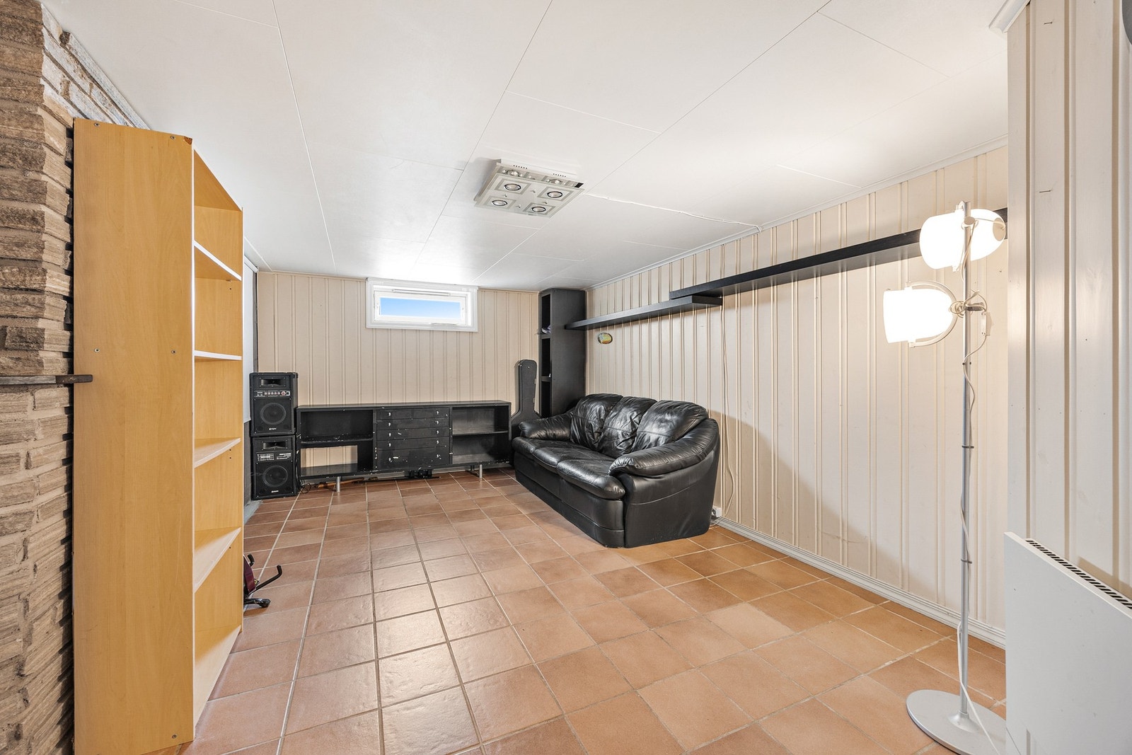 Rom i kjelleren som i dag brukes som kjellerstue. Rommet er ikke godkjent for varig opphold Galleribilde