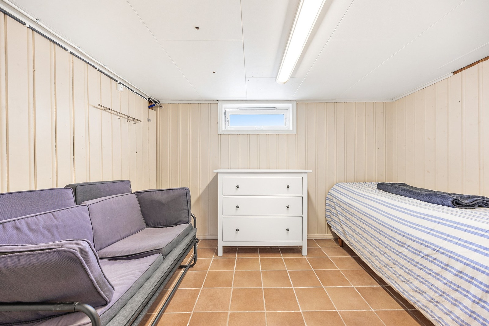 Disponibelt rom i kjeller med vindu som slipper inn naturlig lys. Galleribilde