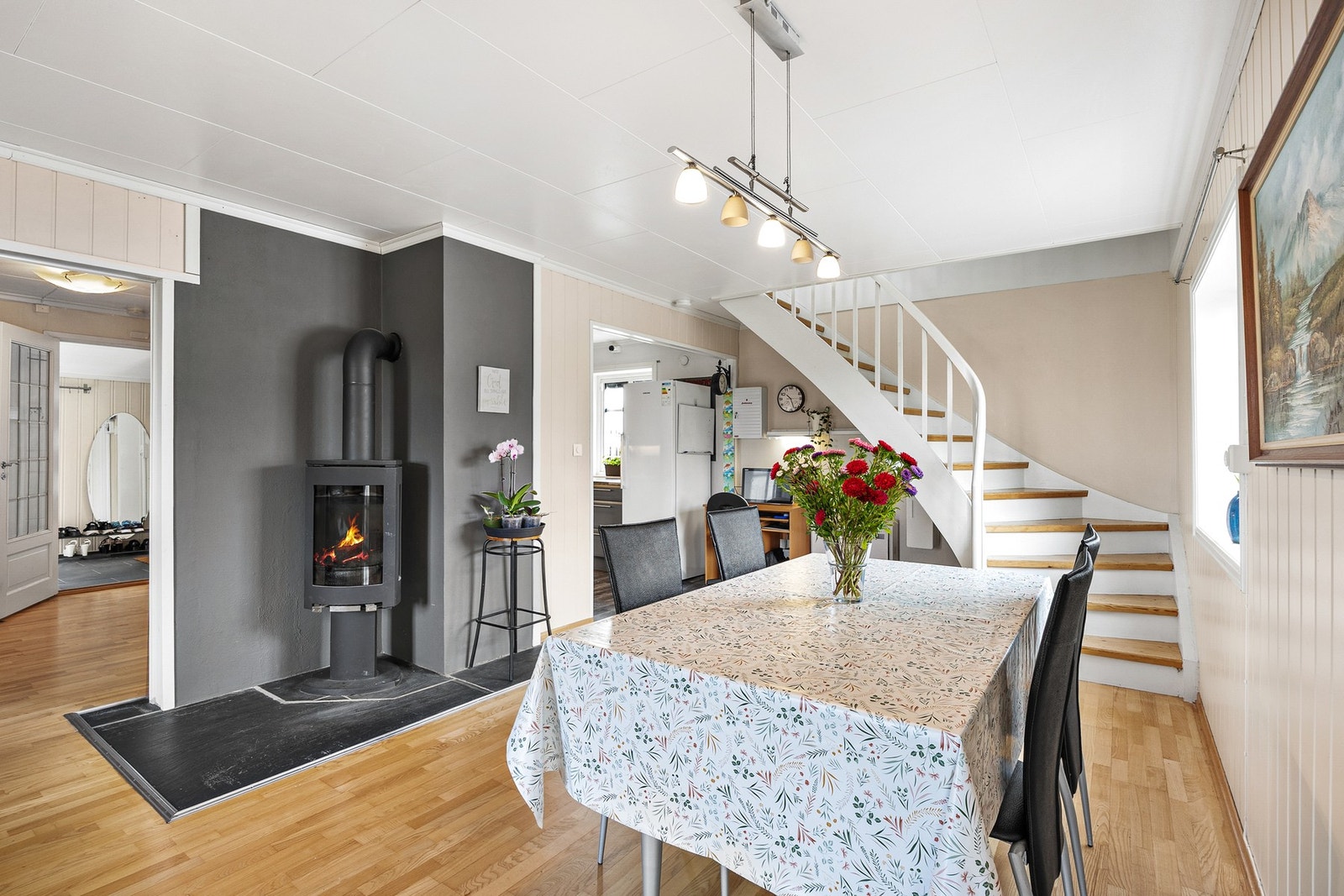 Spisestuen har god plass til langbord og store sammenkomster. Galleribilde