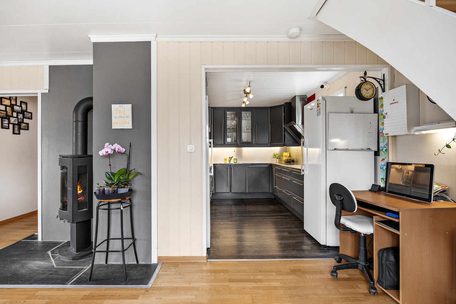 Løsningen gir en god flyt mellom oppbevaring, matlaging og servering. Galleribilde