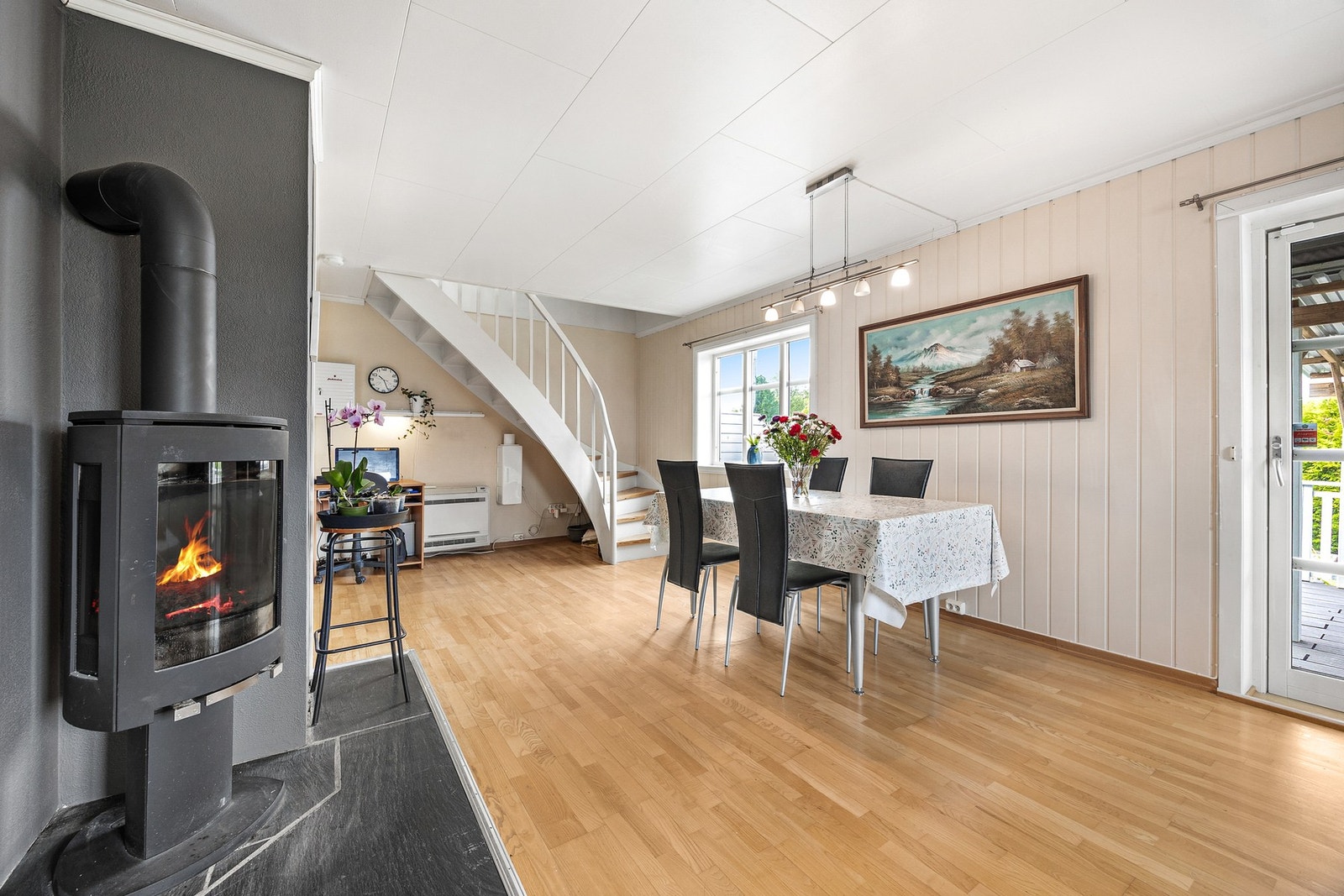 Fra spiseområdet har du direkte kontakt med både kjøkken og stue. Galleribilde