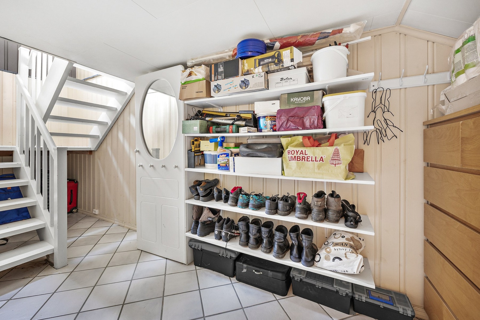 Flislagt gulv gjør gangen slitesterkt og enkelt å rengjøre. Galleribilde