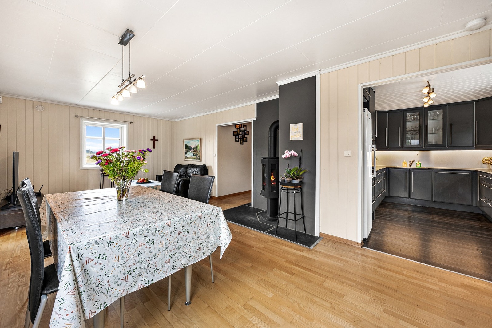 Spisestuen ligger i naturlig tilknytning til kjøkkenet - perfekt for både hverdagsmåltider og selskap. Galleribilde