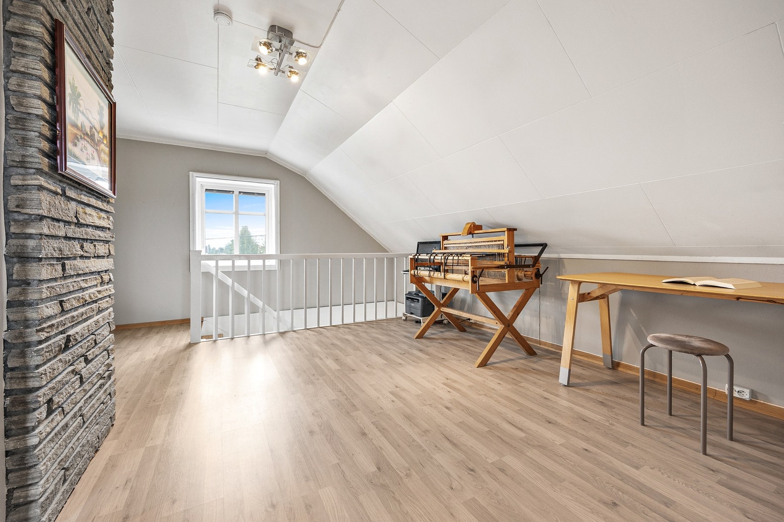 Loftsstuen fungerer utmerket som ekstra oppholdsrom, hjemmekontor eller lekeområde. Galleribilde