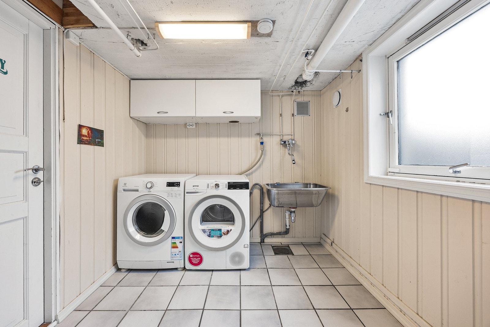 Opplegg til vaskemaskin og tørketrommel. samt en utslagsvask. Galleribilde