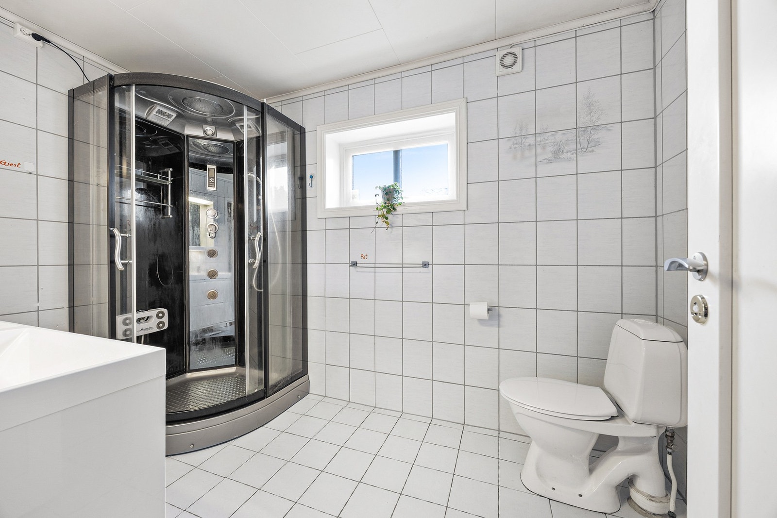 Badet i 1. etasje har både fliser på gulv og vegger. Galleribilde