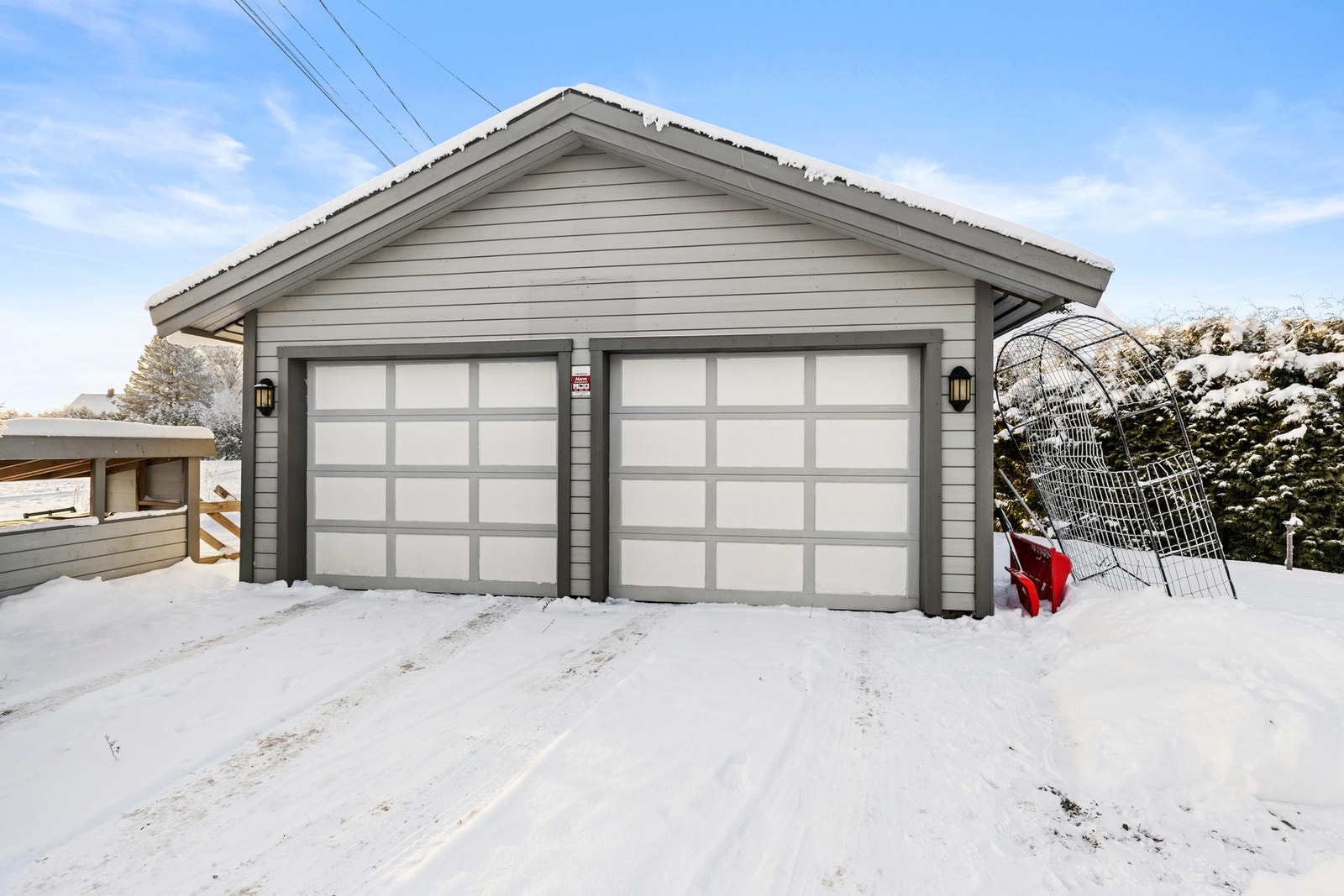 Eiendommen har en stor dobbeltgarasje fra 2007 med elektrisk port åpner. Galleribilde