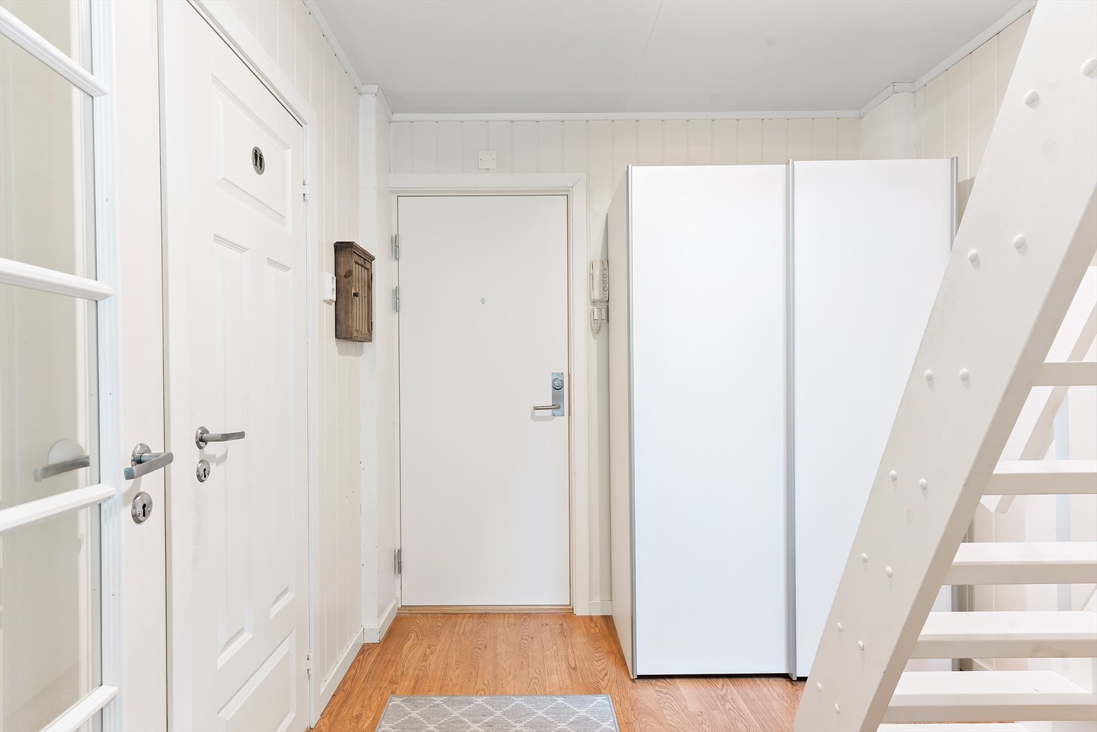 Velkommen inn til en lys og innbydende entre. Montert porttelefon. Galleribilde