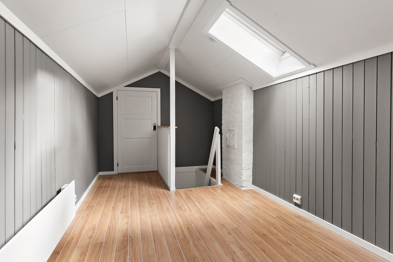 I bakkant er det en bod hvor blant annet varmtvannsbereder står. Galleribilde