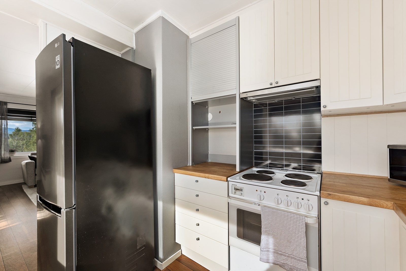 Med handelen følger hvitevarer som komfyr, kombinert frys- og kjøleskap, oppvaskmaskin og vaskemaskin på badet. Galleribilde